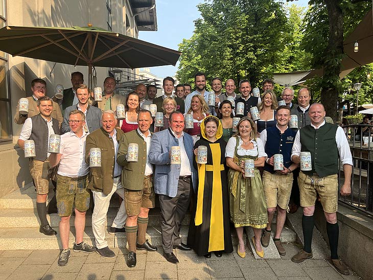 Der Festkrug der Wiesnwirte 2023 wurde am 10.07.2023 vorgestellt: u. m. Wirtesprecher Christian Schottenhamel, Wirtesprecher Peter Inselkammer,  Wirtschaftsreferent und Wiesnchef Clemens Baumgärtner, dem Münchner Kindl Franziska Inselkammer, Wiesn-Stadträtin Anja Berger (alle 1. Reihe) (©Foto:Martin Schmitz)